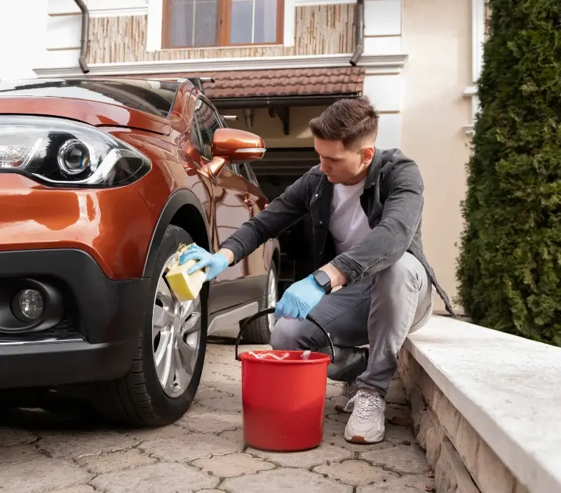 Lavage auto à domicile Neuvy-Grandchamp : professionnel intervenant sur un véhicule